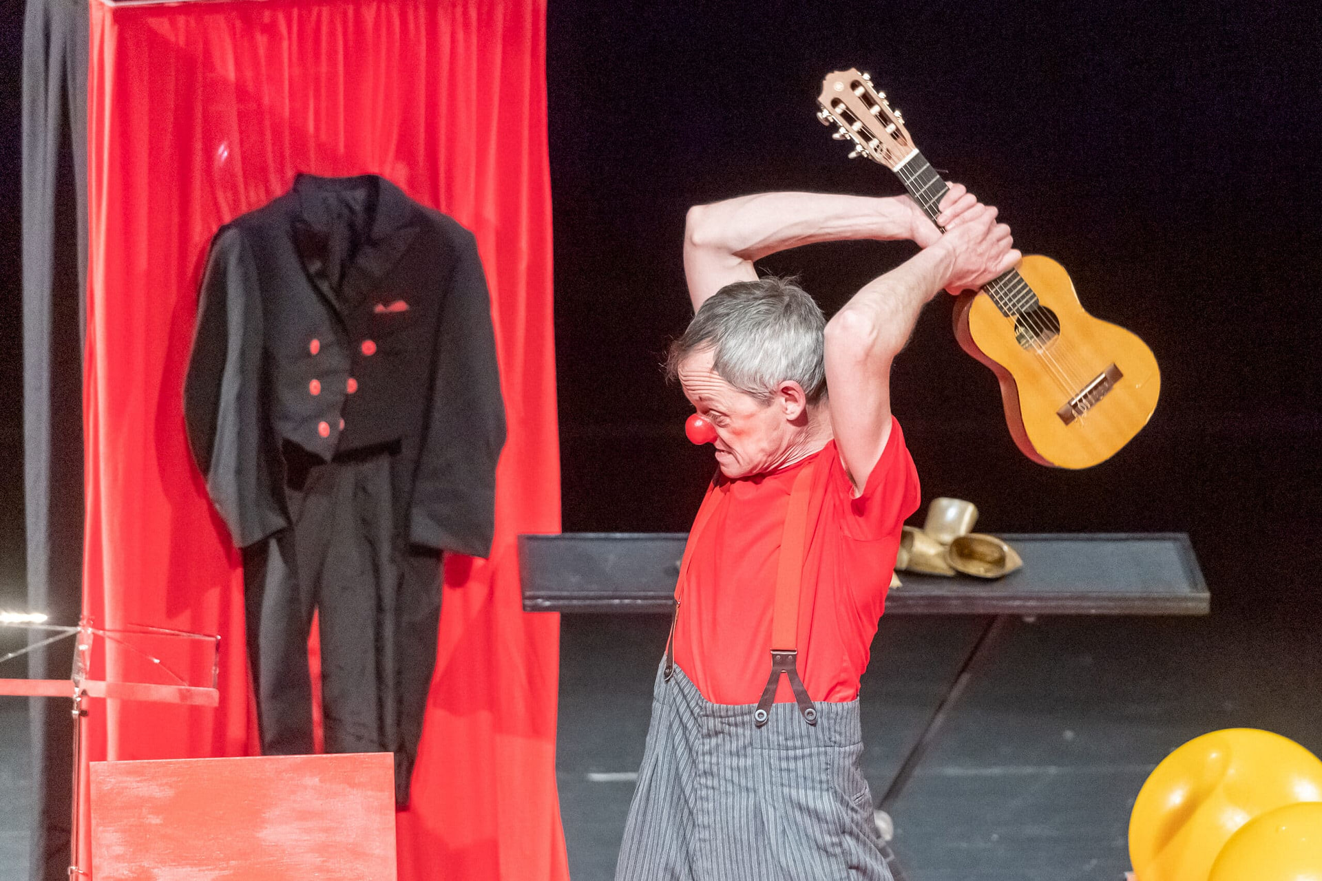 eventfotografi-9607 Klovnen Tapé løfter guitar over hovedet