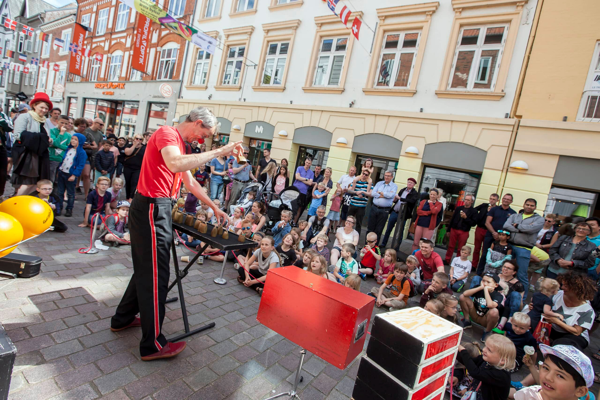tape_fotoLiseKokholm Klovnen Tapé optræder på gaden i Viborg