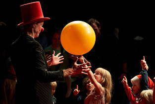 Klovnen Tapé Efter klovneforestillingen får børnene lov at prøve et lille nummer