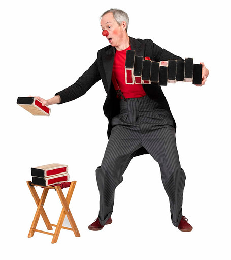 Klovnen Tapé Cirklusklovnen Tapé jonglerer med cigarkasser